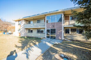 428 20 Av NE in Calgary, AB - Building Photo