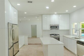 6540 SW 135th Terrace in Pinecrest, FL - Foto de edificio - Building Photo