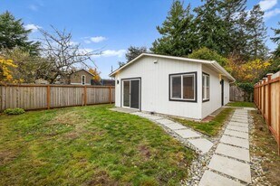 11235 37th Ave SW in Seattle, WA - Building Photo