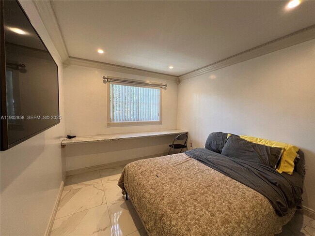 1490 NW 34th St in Miami, FL - Building Photo - Building Photo