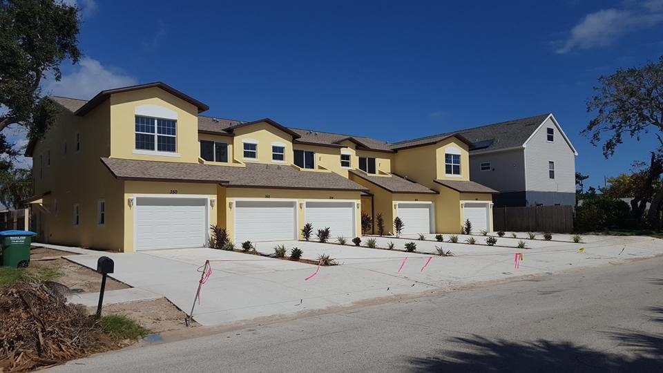 Cape Park Townhomes in Cape Canaveral, FL - Foto de edificio