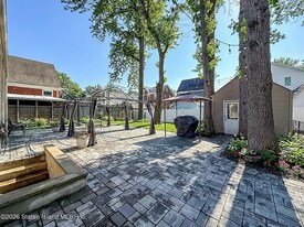 100 Acacia Ave in Staten Island, NY - Building Photo