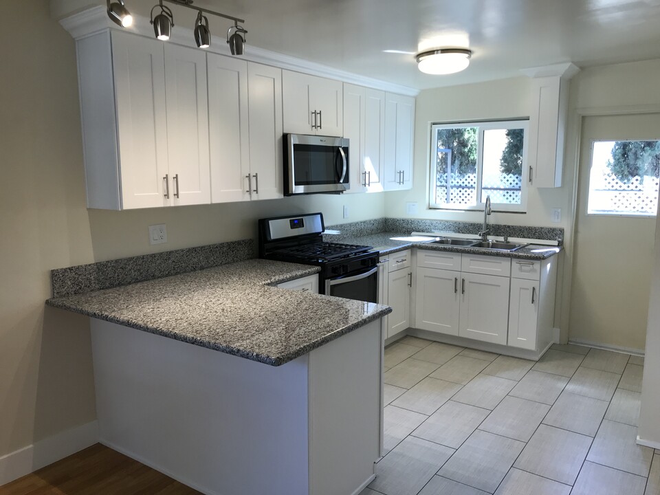 2526 Hermosa Ave, Unit 2526 MIDDLE UNIT in Montrose, CA - Foto de edificio