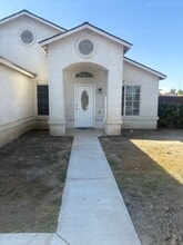 1202 Hadar Rd in Bakersfield, CA - Building Photo - Building Photo