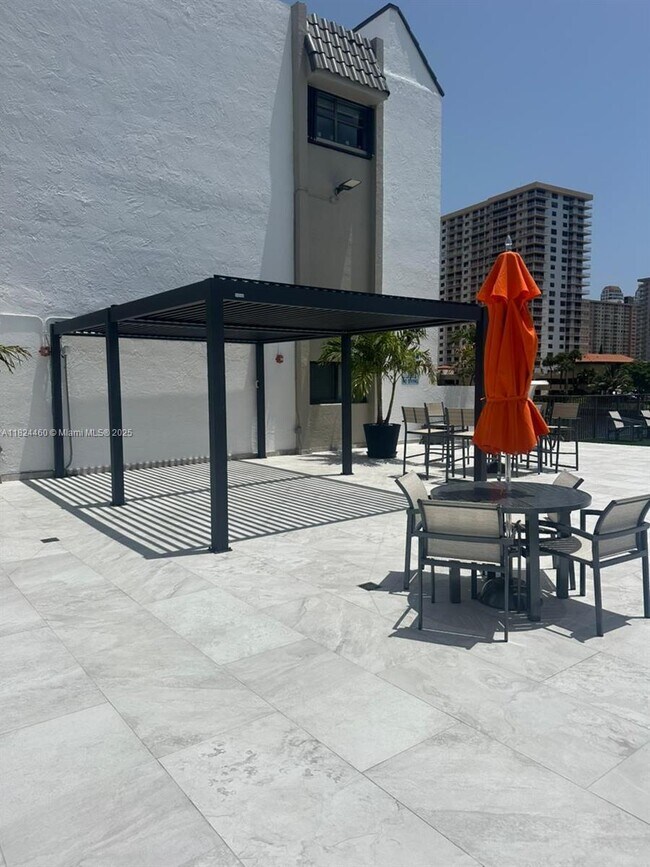 4000 NE 168th St, Unit 110A in Miami, FL - Building Photo - Building Photo