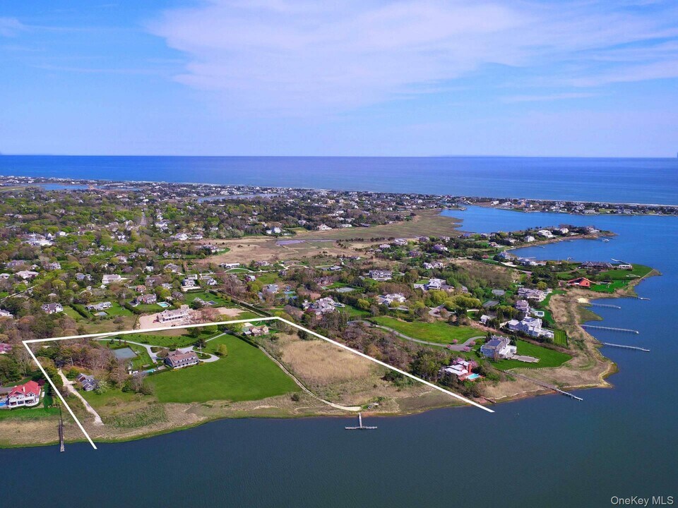 4 Sandacres Rd in Quogue, NY - Building Photo