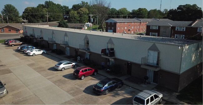 Village Court Apartments in Jasper, IN - Building Photo - Building Photo