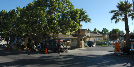 Palm Court Senior Apartments in San Jose, CA - Foto de edificio - Building Photo