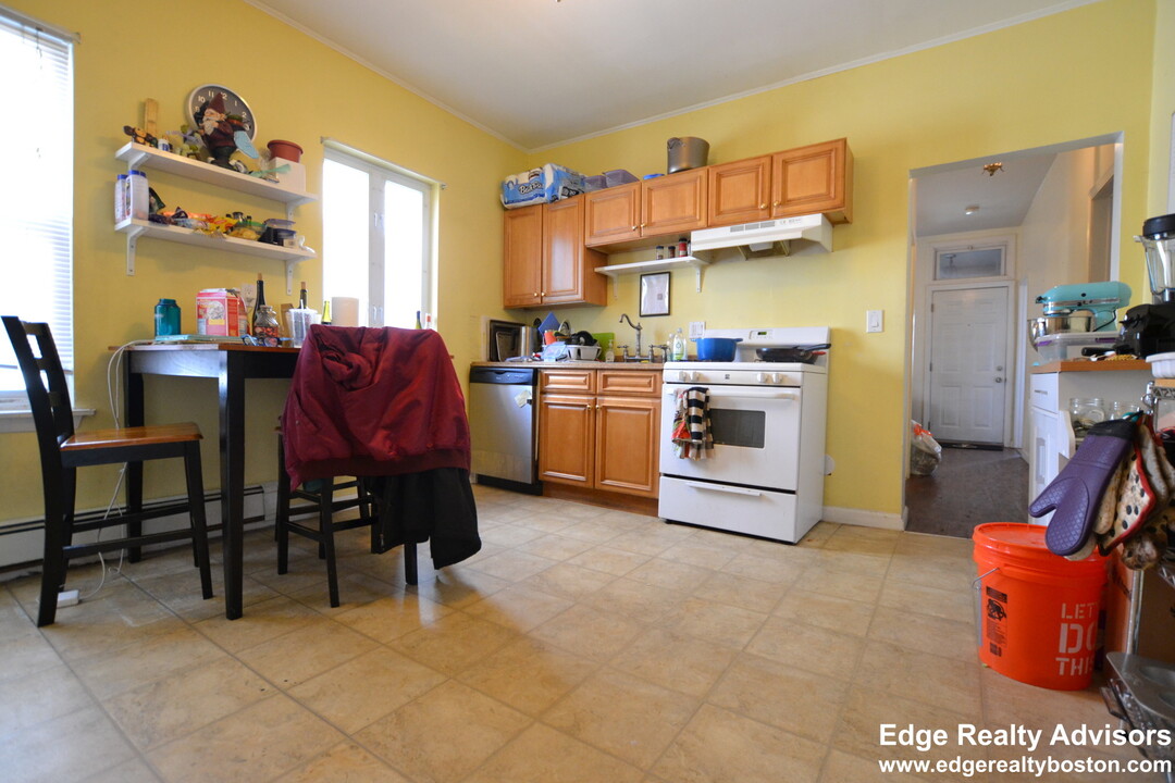 32 Litchfield St in Boston, MA - Building Photo