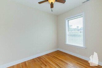 1200 W Waveland Ave, Unit 2 in Chicago, IL - Building Photo - Building Photo