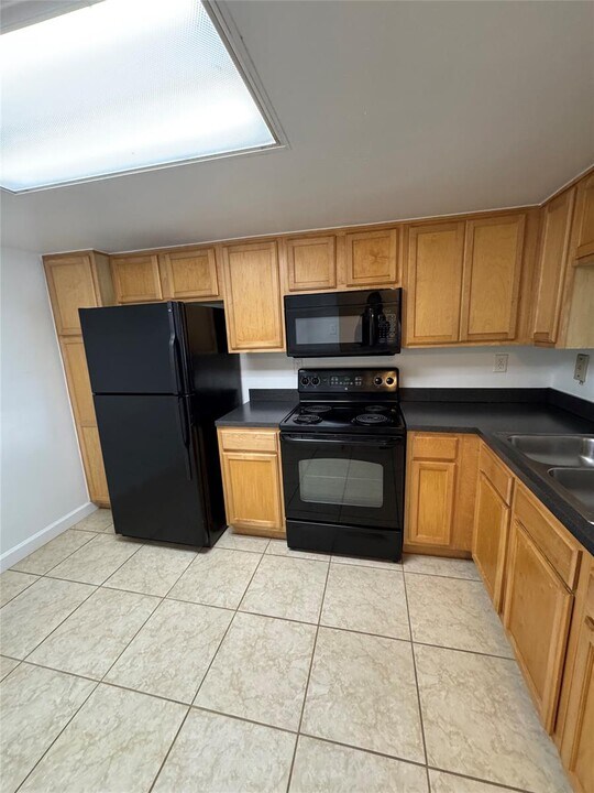 551 SW 113th Way, Unit 551 in Pembroke Pines, FL - Foto de edificio