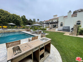 23255 Mariposa De Oro St in Malibu, CA - Building Photo - Building Photo