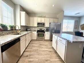 3708 E Kerry Ln in Phoenix, AZ - Foto de edificio - Building Photo