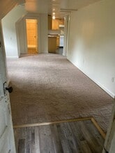 106 E Poplar St, Unit 3 in Grove City, PA - Foto de edificio - Building Photo