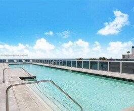 15901 Collins Ave, Unit 405 in Sunny Isles Beach, FL - Foto de edificio - Building Photo