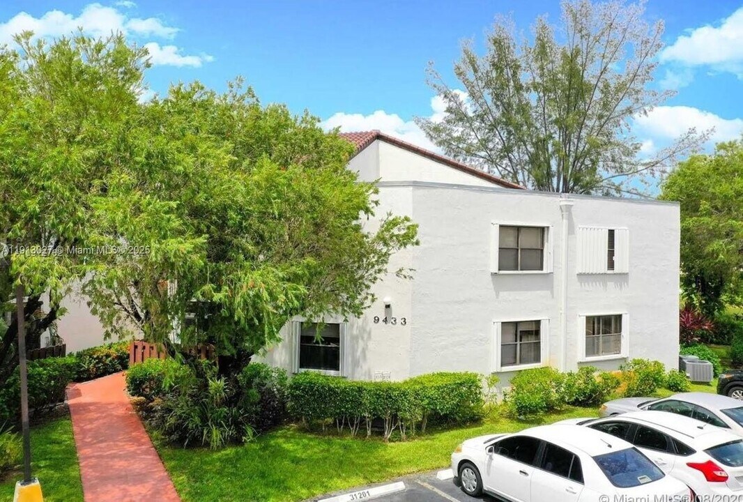 9409 Fontainebleau Blvd in Miami, FL - Foto de edificio