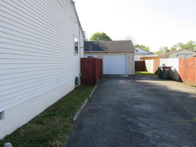 7 S Daisy Ave in Highland Springs, VA - Foto de edificio - Building Photo