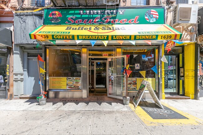 1639 Broadway in Brooklyn, NY - Foto de edificio - Building Photo