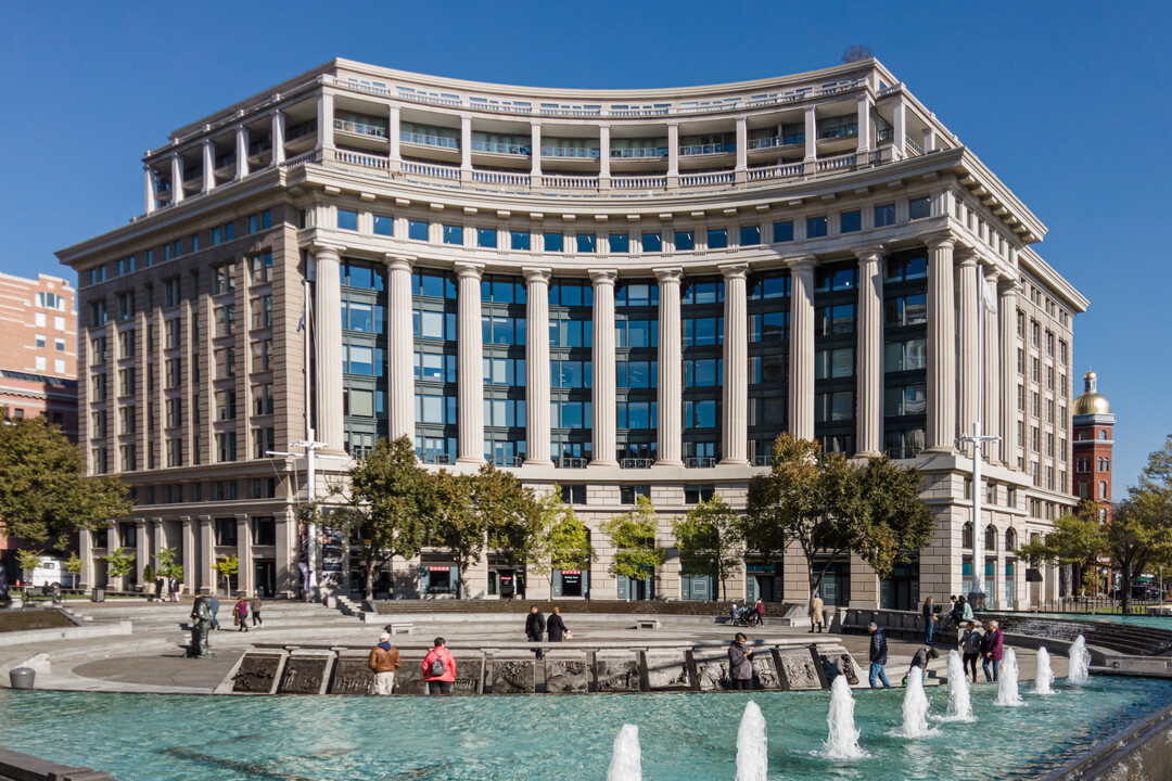 Residences at Market Square - East Tower in Washington, DC - Building Photo