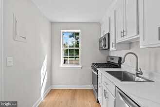 6617 E Wakefield Dr in Alexandria, VA - Foto de edificio - Building Photo