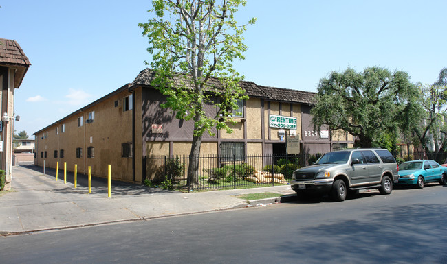 8204 Langdon Ave in Van Nuys, CA - Building Photo - Building Photo