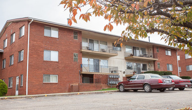 Oak Hill Apartments in Harrisonburg, VA - Building Photo - Building Photo