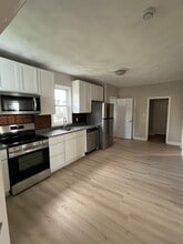 21 Plympton St in Woburn, MA - Foto de edificio - Building Photo