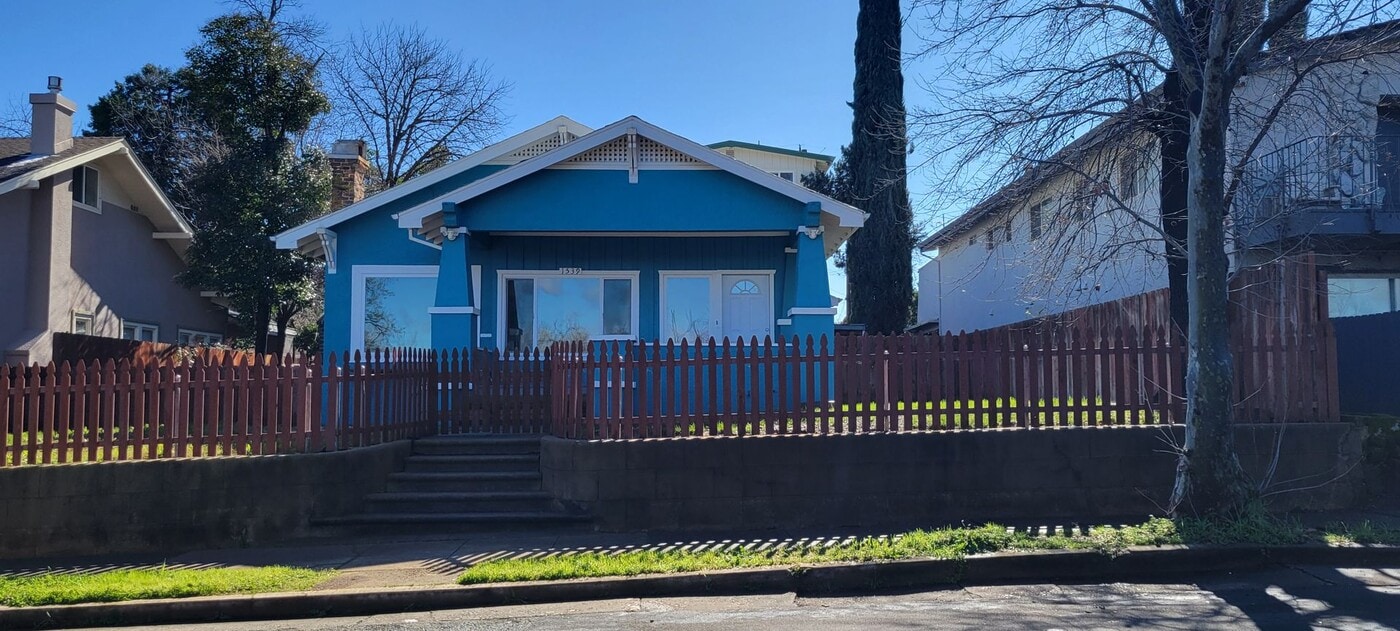 1539 Riverside Dr in Redding, CA - Building Photo