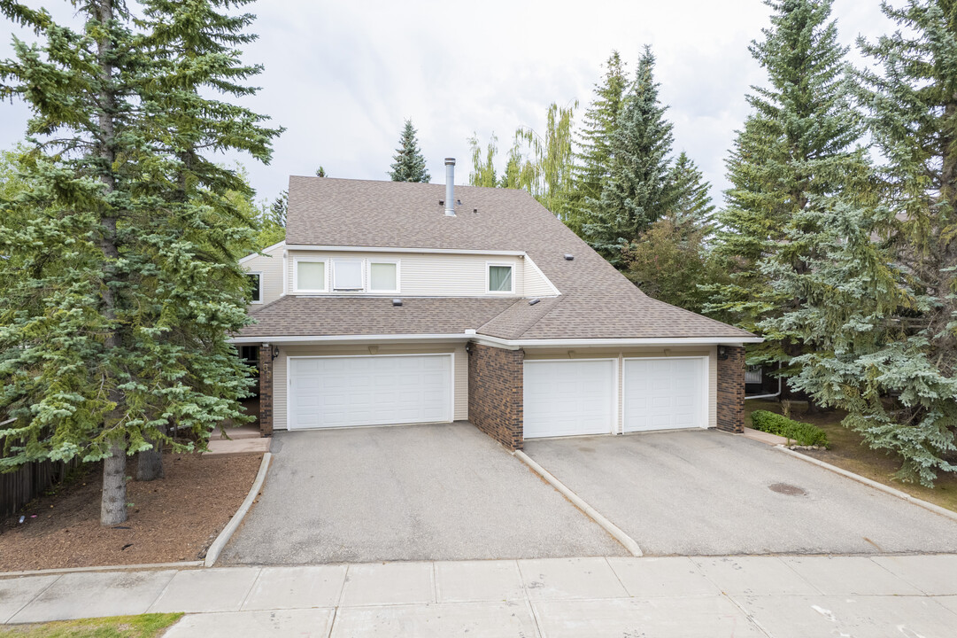 273 Woodridge Dr SW in Calgary, AB - Building Photo