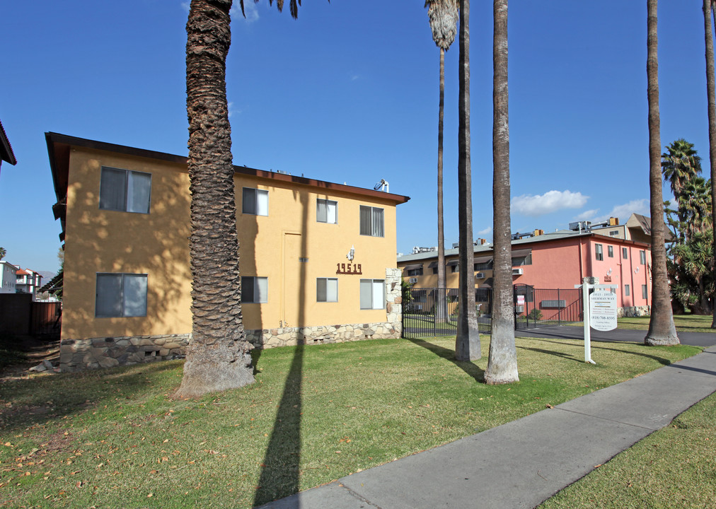 19515-19519 Sherman Way in Reseda, CA - Building Photo