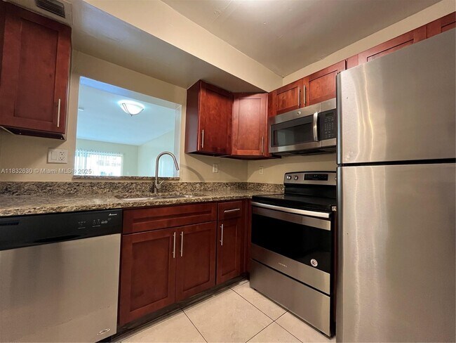 3700 NW 21st St in Lauderdale Lakes, FL - Building Photo - Building Photo