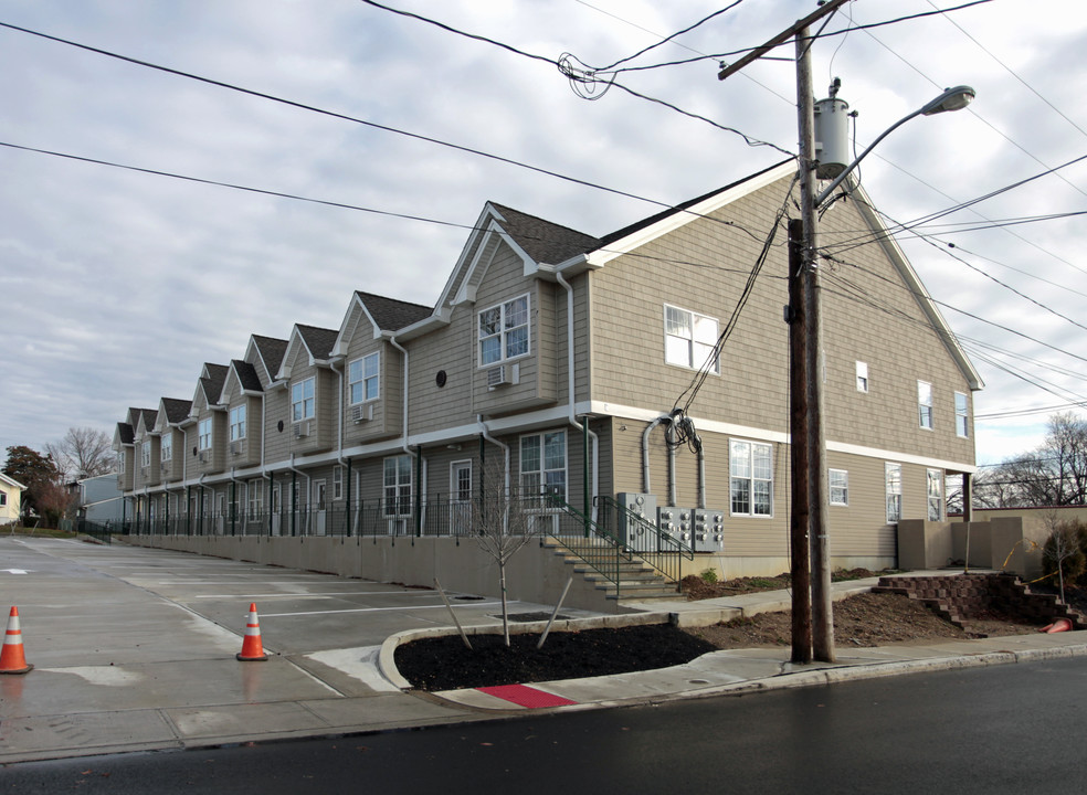 33 Vanderbilt Ave in Leonardo, NJ - Foto de edificio