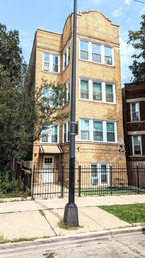 property at 3948 W Congress Pkwy