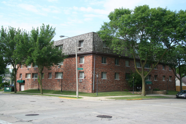 Merrill Park Apartments in Milwaukee, WI - Foto de edificio - Primary Photo