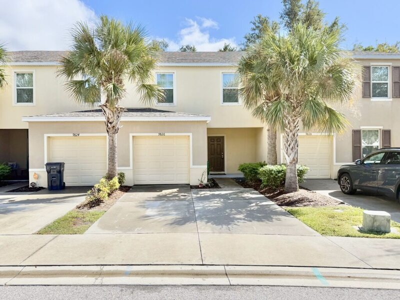 9826 Hound Chase Dr in Gibsonton, FL - Building Photo