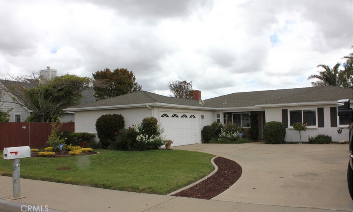 230 N Suey Rd in Santa Maria, CA - Building Photo