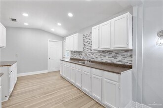 22 E Samano St in Edinburg, TX - Building Photo - Building Photo