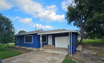 132 W Texaco St in West Columbia, TX - Building Photo