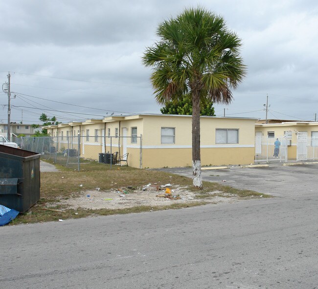 312-320 SW 11th Ave in Homestead, FL - Foto de edificio - Building Photo