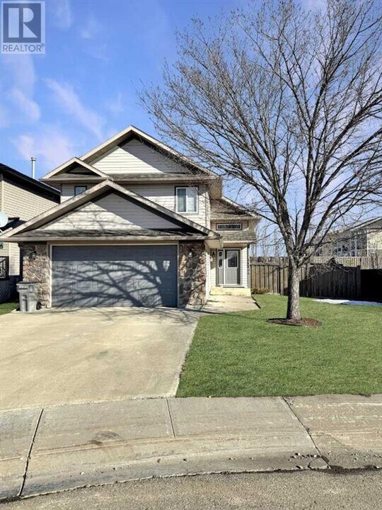 11106-11167 67 Ave in Grande Prairie, AB - Building Photo