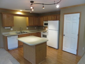 8302 Westown Pkwy in West Des Moines, IA - Foto de edificio - Building Photo