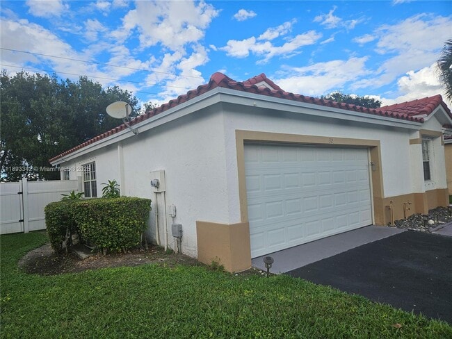 32 Gables Blvd in Weston, FL - Building Photo - Building Photo