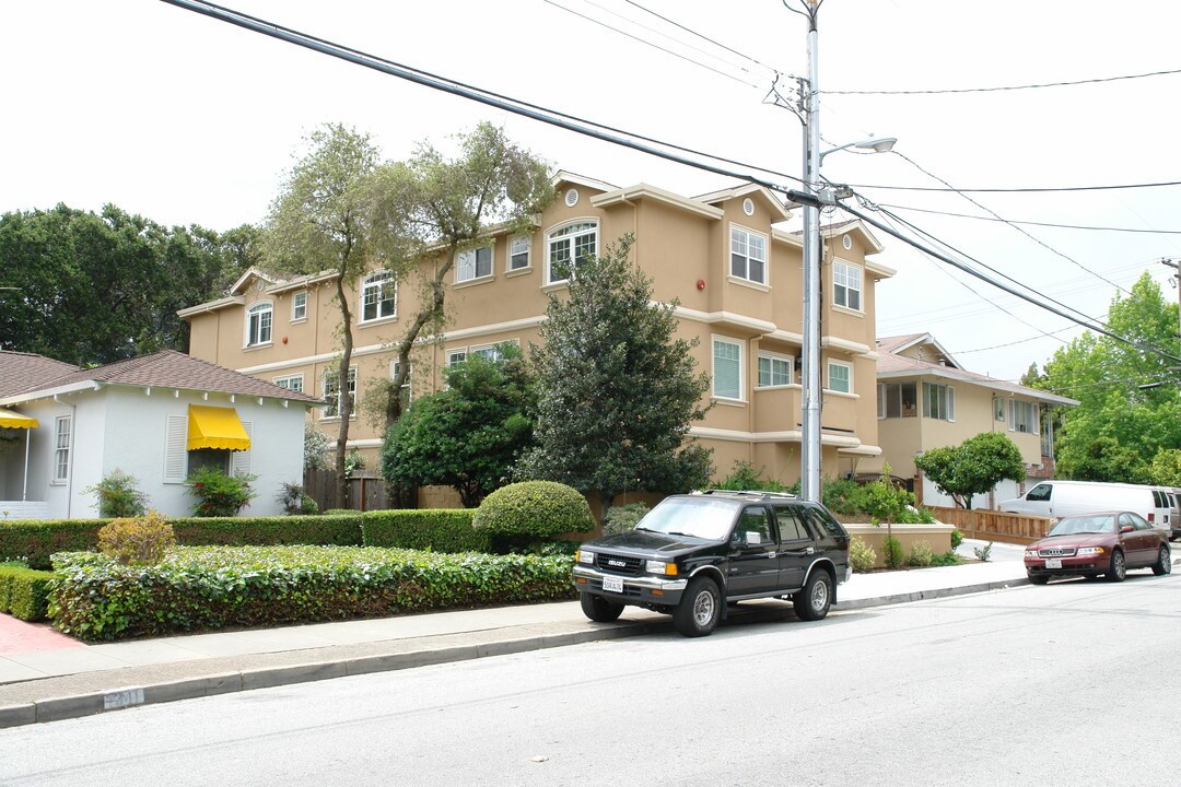 1349 Olive St in San Carlos, CA - Foto de edificio