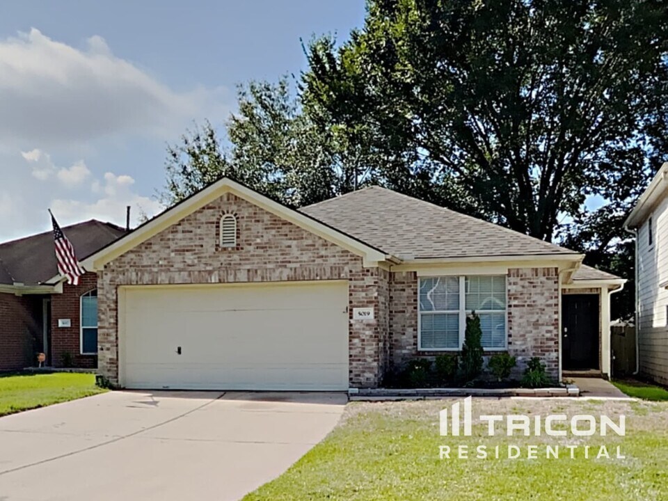 5019 Willow Point Dr in Conroe, TX - Building Photo