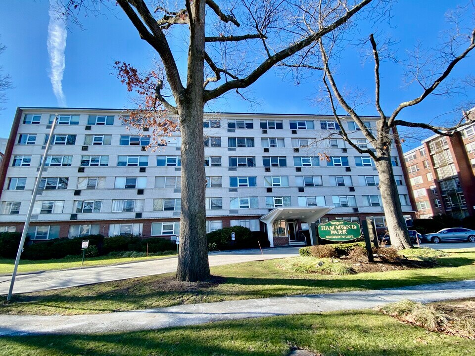 10 Hammond Pond Pky, Unit 304 in Chestnut Hill, MA - Building Photo