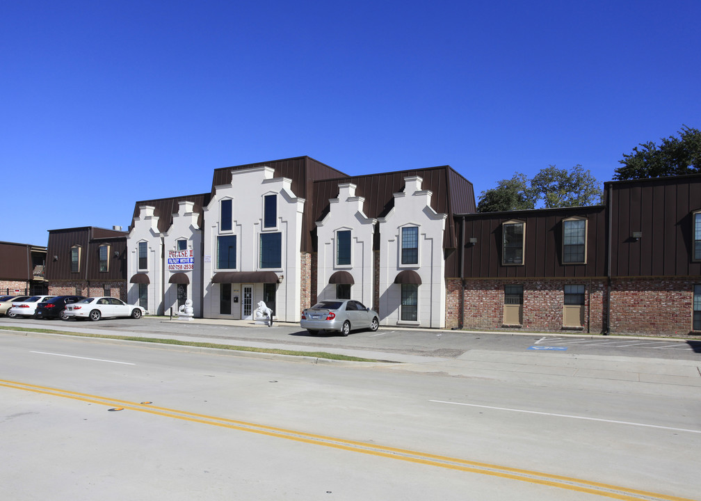 Almeda Chateau in Houston, TX - Building Photo