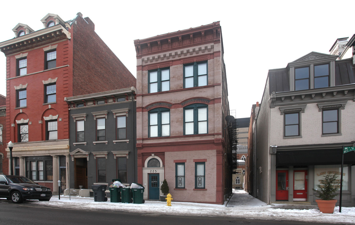 225 W 9th St in Cincinnati, OH - Building Photo