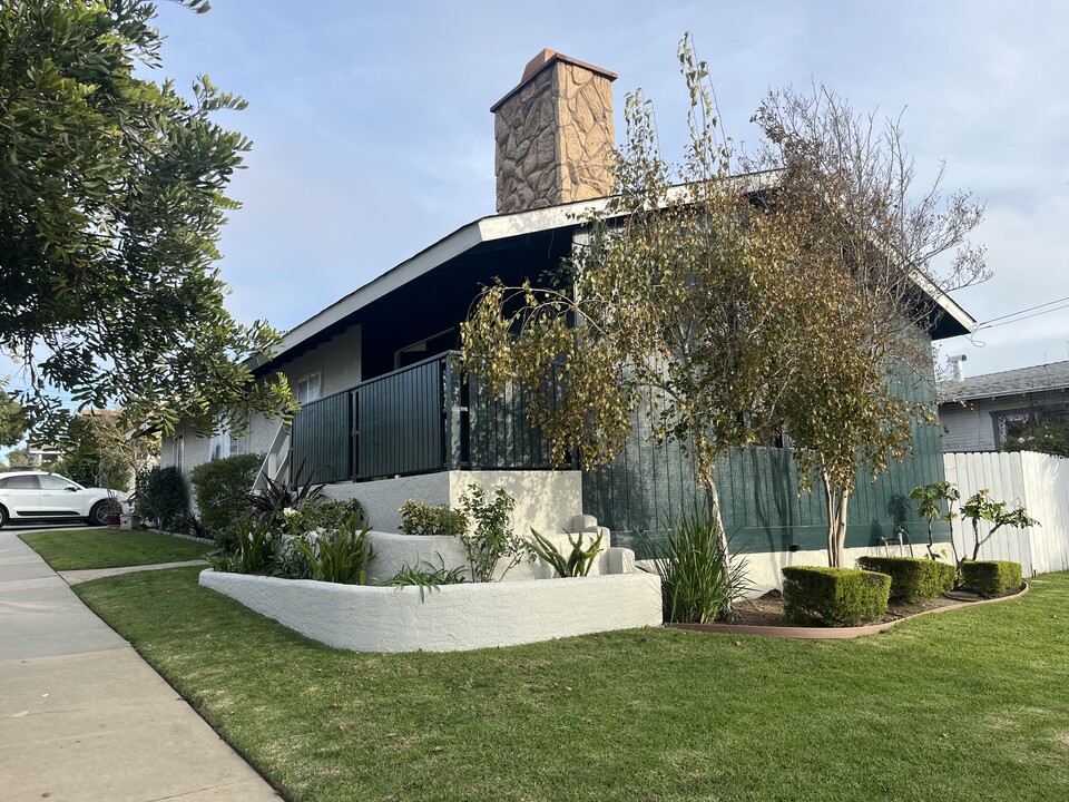 326 W Oak Ave in El Segundo, CA - Foto de edificio