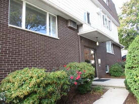 88 Feronia Way, Unit 1A in Rutherford, NJ - Building Photo
