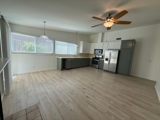 880 Ashford St in Simi Valley, CA - Building Photo - Building Photo